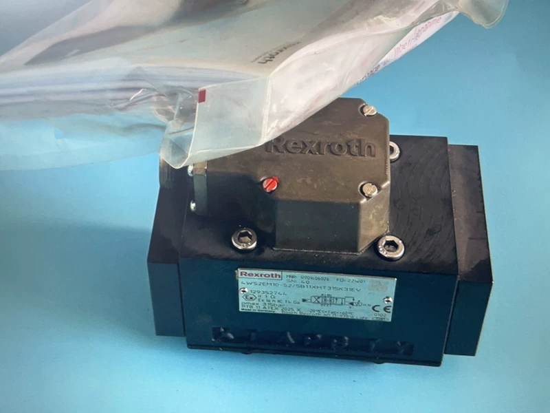 Rexroth R901370776 Servo Directional Valve Unit 1 R901370776 4WS2EM10-5X/90B11XHET210K31EV-100