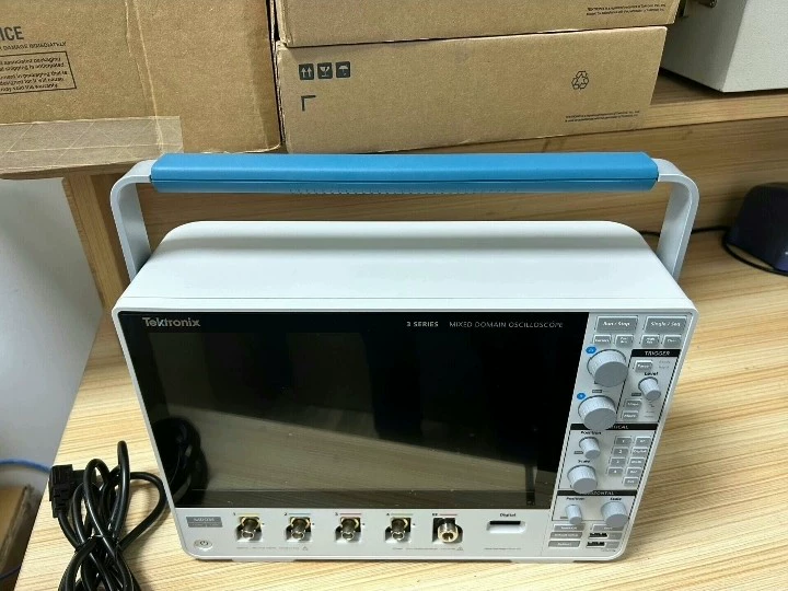 High-Performance TEKTRONIX MDO34 Oscilloscope for Engineers