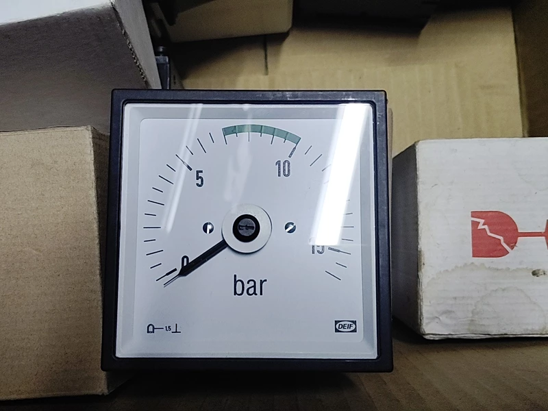DEIF DQ96-c Pressure Gauge for Industrial Monitoring