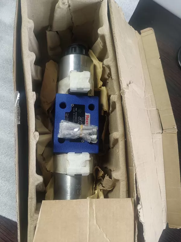 REXROTH 4WE 10 E33/CG24N9K4 R900588201 Proportional Valve - Image 2