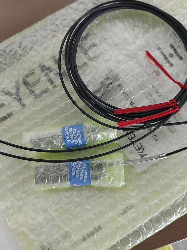 KEYENCE FU-A40 Fiber Optic Sensor for Industrial Detection - Image 2