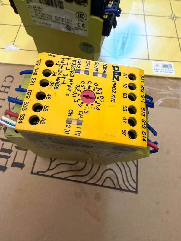 PLIZ PNOZ XV3 774542 Safety Relay for Machine Safety - Image 2