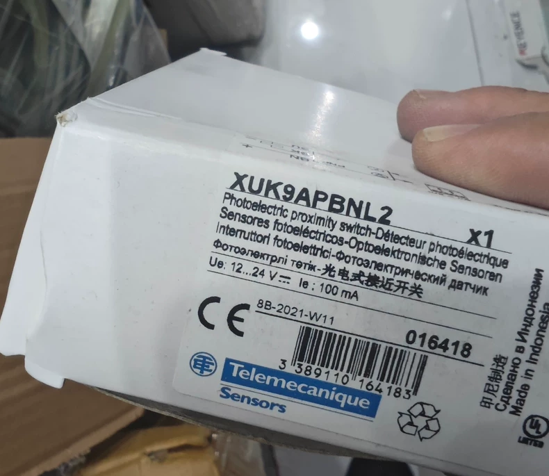 Schneider XUK9APBNL2 Photoelectric Sensor for Industrial Use