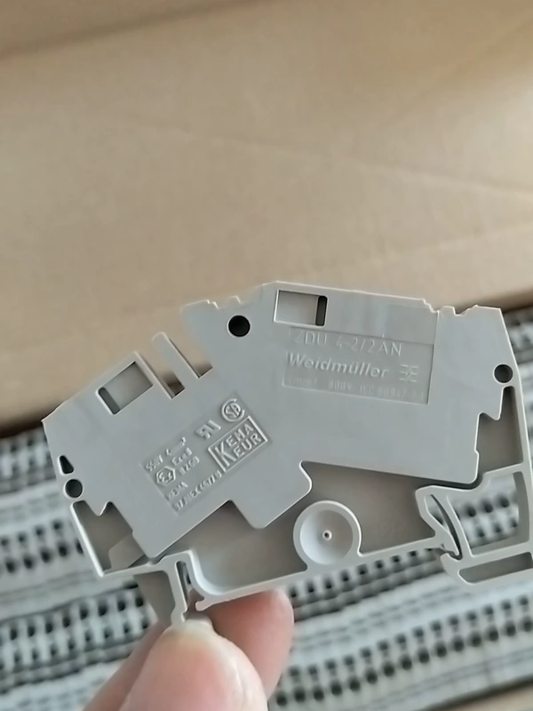DIN Rail Terminal Block Weidmuller ZDU4-2/2AN 1770370000 - Image 3